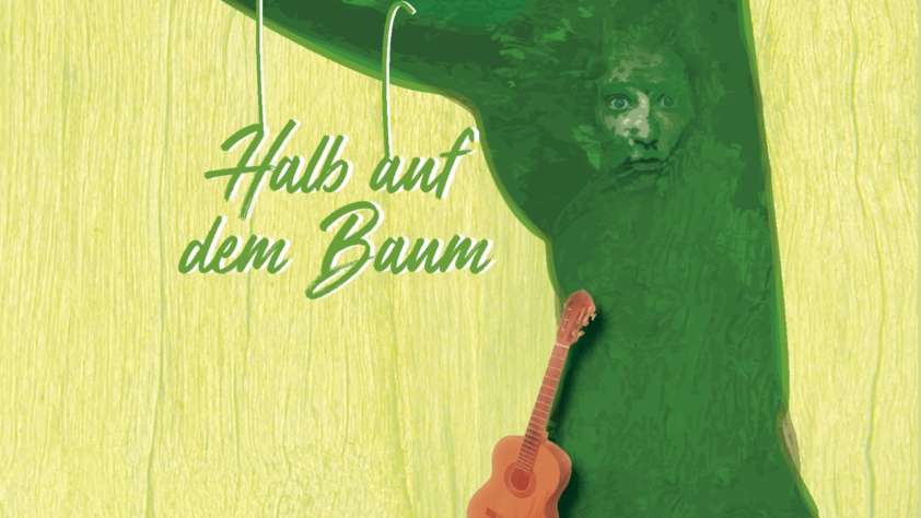 Halb auf dem Baum